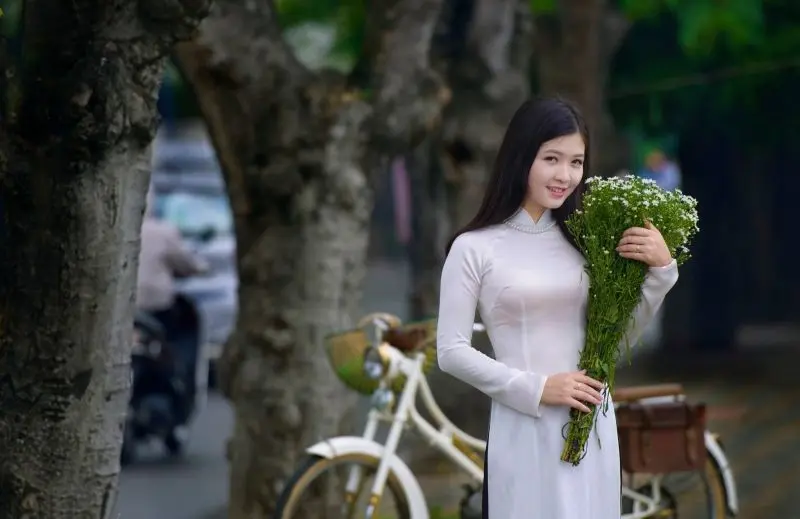 Gái xinh áo dài đang cười Gái xinh áo dài đang cười