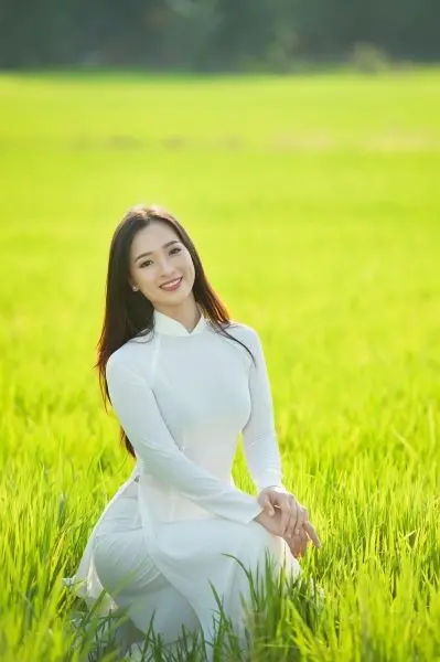Gái xinh áo dài đang đi bộ Gái xinh áo dài đang đi bộ