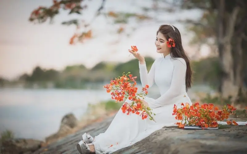 Gái xinh áo dài nổi bật giữa đám đông Gái xinh áo dài nổi bật giữa đám đông