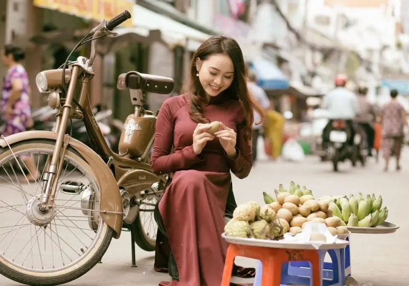 Gái xinh áo dài đang thư giãn Gái xinh áo dài đang thư giãn