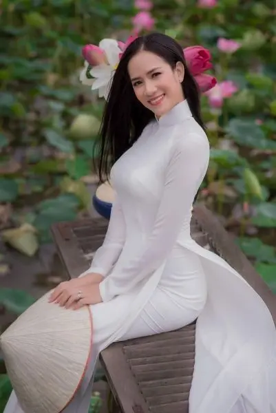 Gái xinh áo dài với nét đẹp rạng ngời Gái xinh áo dài với nét đẹp rạng ngời
