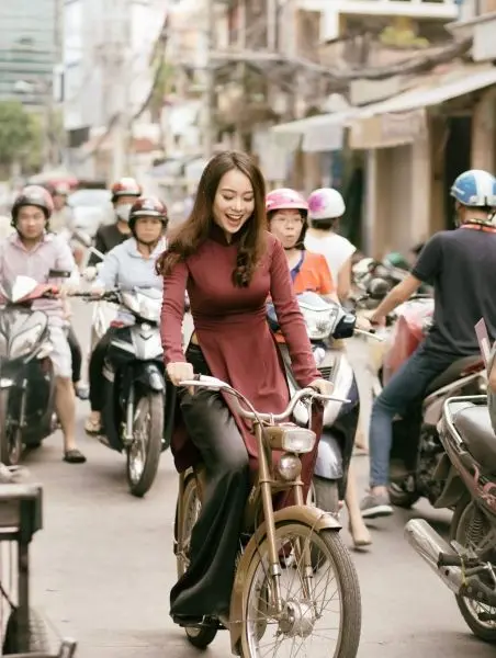 Gái xinh áo dài ánh mắt sắc sảo Gái xinh áo dài ánh mắt sắc sảo