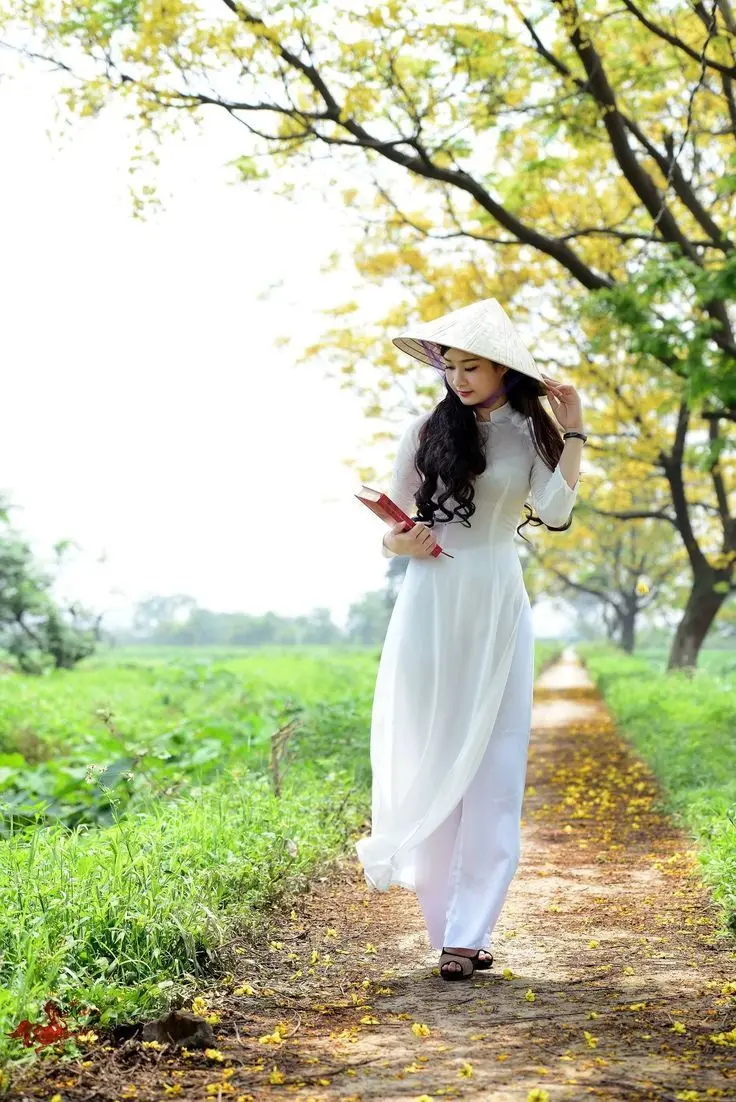 Gái xinh áo dài nhìn xa xăm Gái xinh áo dài nhìn xa xăm