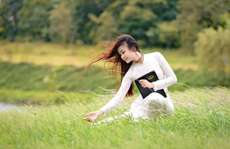 Gái xinh áo dài bên nụ cười Gái xinh áo dài bên nụ cười
