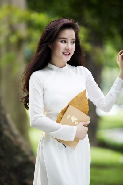 Gái xinh áo dài tạo dáng nhẹ nhàng Gái xinh áo dài tạo dáng nhẹ nhàng