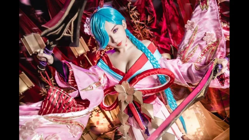 Nét cuốn hút gái xinh cosplay Liên Quân