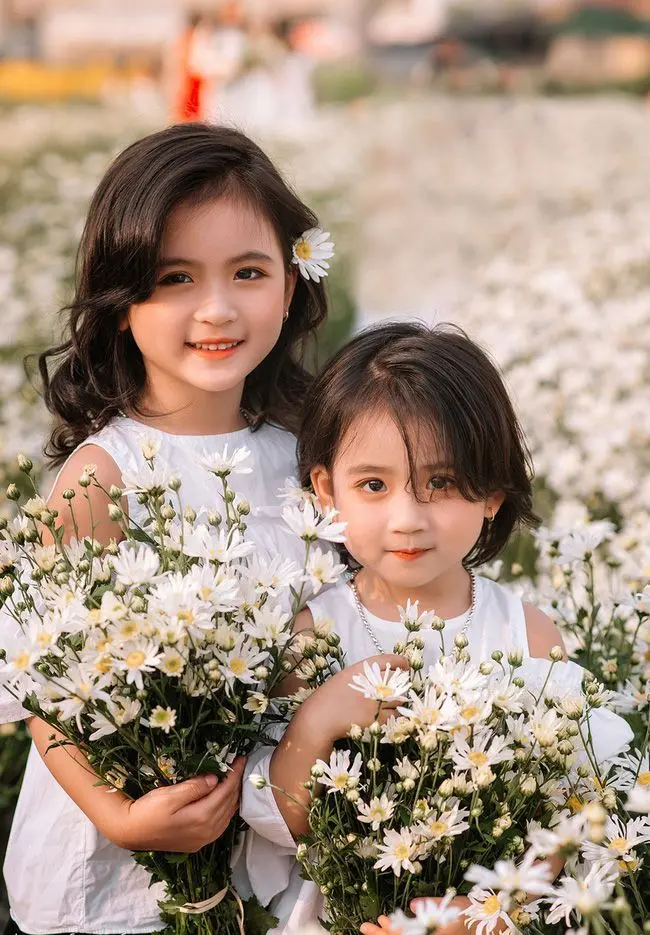 Khuôn mặt hồn nhiên trong ảnh em bé gái xinh