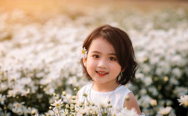 Nụ cười rạng ngời trong ảnh em bé gái xinh