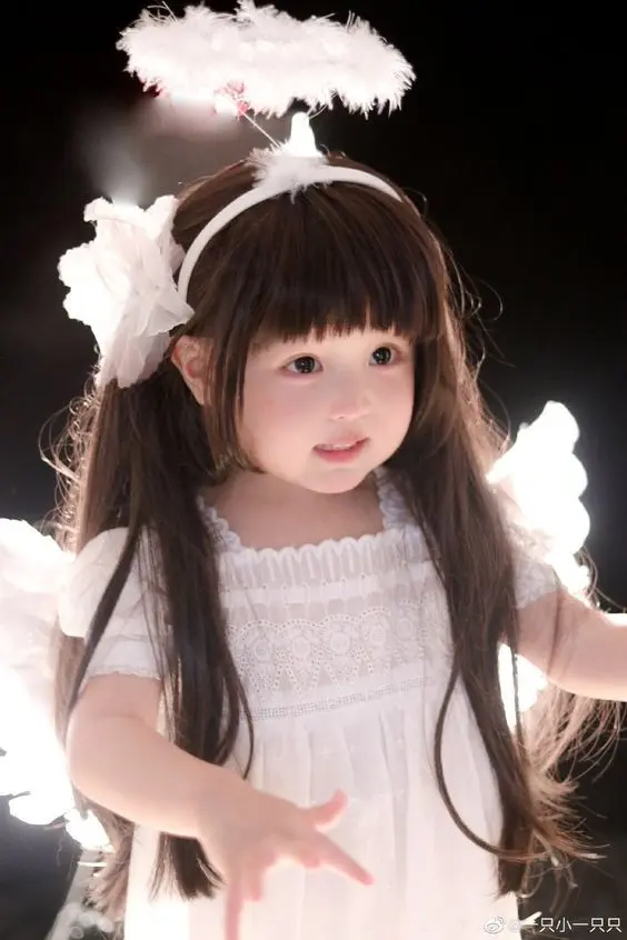 Ảnh em bé gái xinh nhìn về phía xa