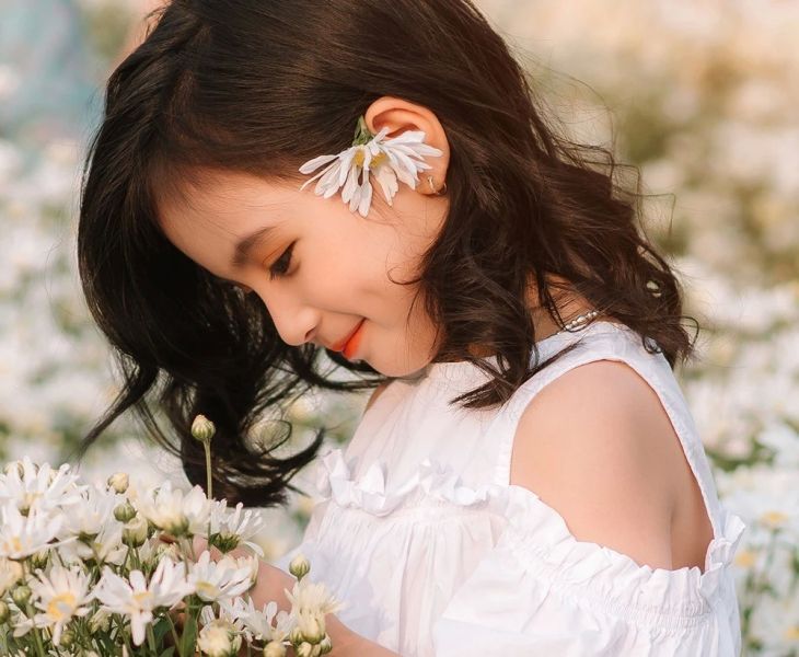 Đôi mắt to tròn của ảnh em bé gái xinh