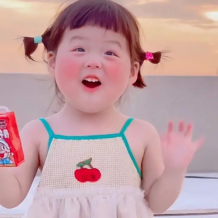 Ảnh em bé gái xinh cười với đôi má lúm