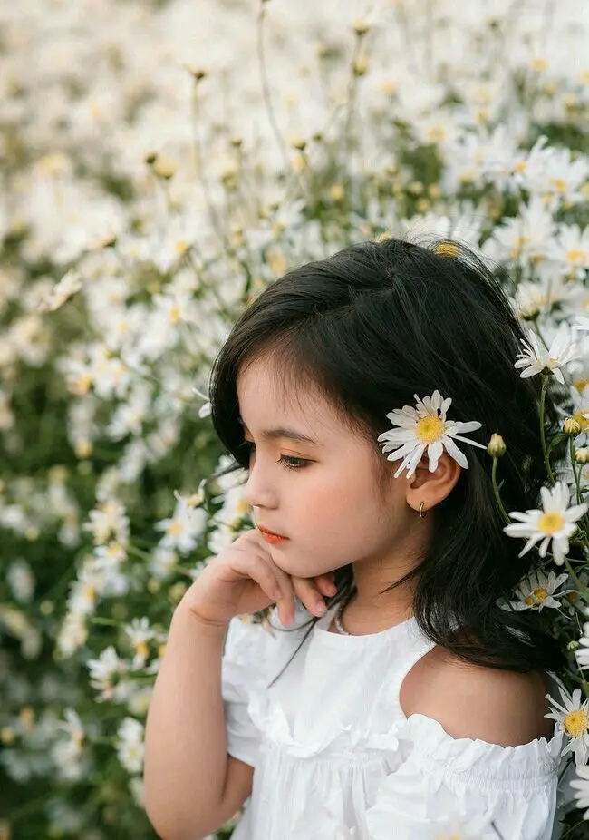 Ảnh em bé gái xinh với đôi mắt sáng