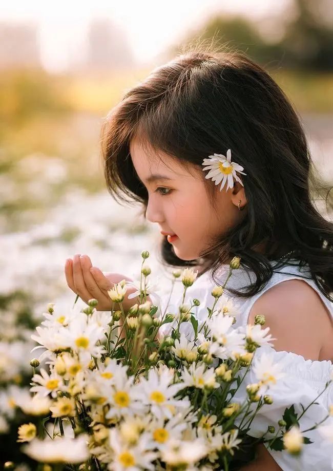 Vẻ ngây thơ đáng yêu của ảnh em bé gái xinh