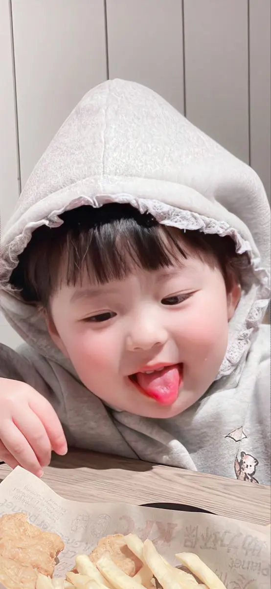 Ảnh em bé gái xinh với đôi má phúng phính