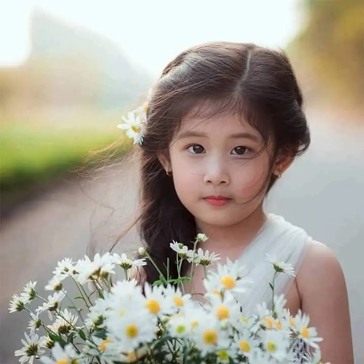 Đôi mắt long lanh trong ảnh em bé gái xinh