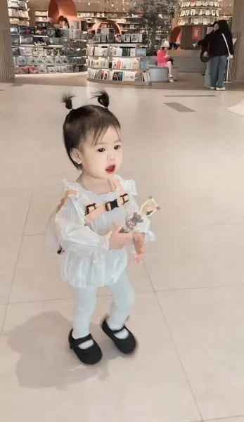 Ảnh em bé gái xinh cười ngọt ngào