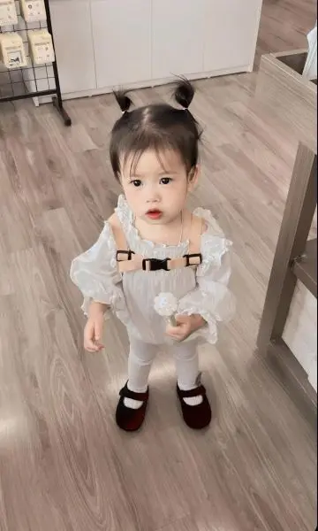 Đôi má hồng hào trong ảnh em bé gái xinh