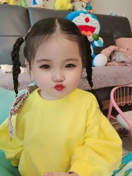Ảnh em bé gái xinh với ánh mắt trìu mến