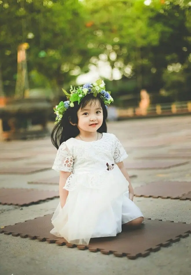 Ảnh em bé gái xinh với đôi mắt tròn xoe