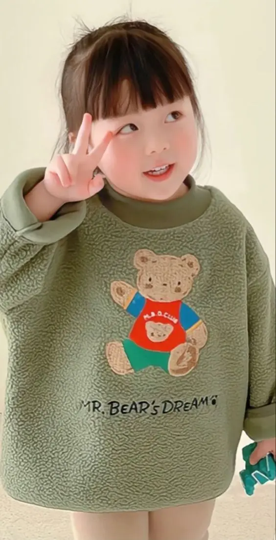 Nụ cười duyên dáng trong ảnh em bé gái xinh