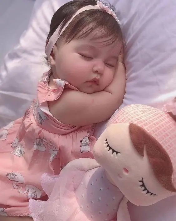 Khoảnh khắc vui tươi của ảnh em bé gái xinh