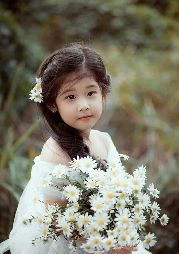 Ảnh em bé gái xinh với nét mặt hồn nhiên
