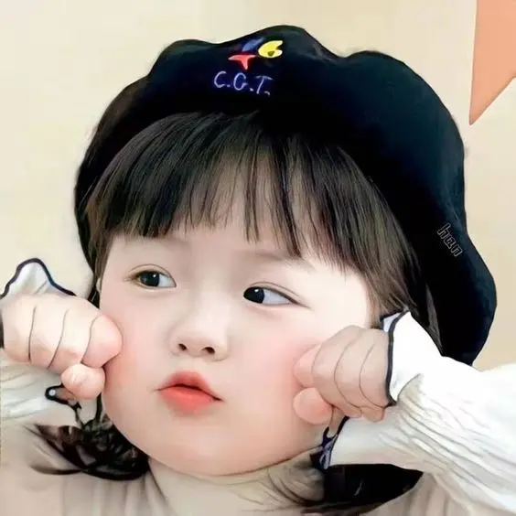 Tấm ảnh em bé gái xinh đang cười