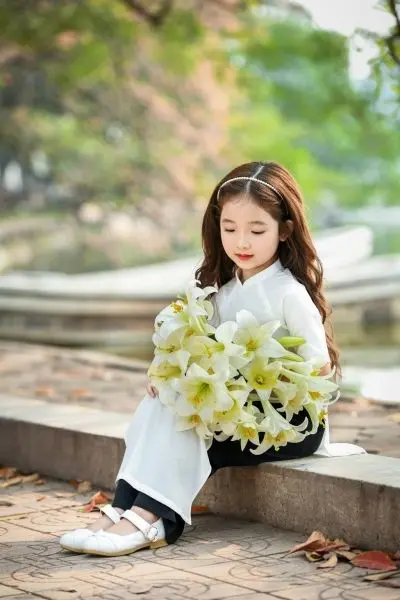 Ảnh em bé gái xinh với đôi má hồng tươi