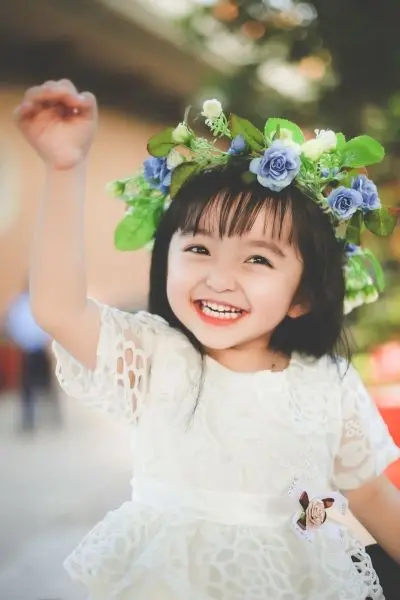 Gương mặt sáng ngời của ảnh em bé gái xinh