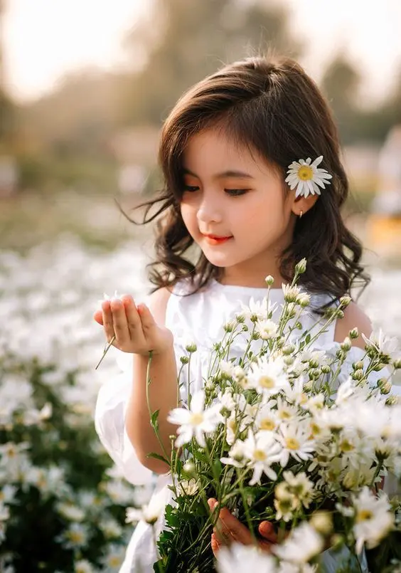 Biểu cảm vui vẻ của ảnh em bé gái xinh