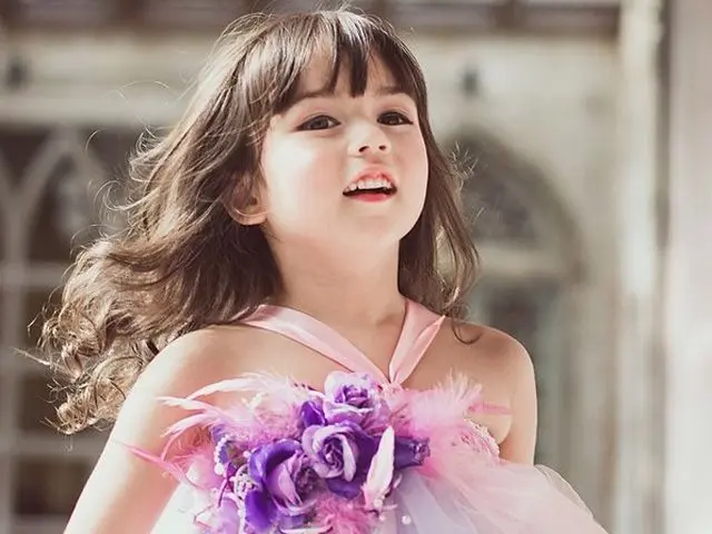 Ảnh em bé gái xinh với đôi mắt to sáng