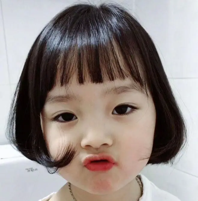 Nụ cười tỏa nắng trong ảnh em bé gái xinh