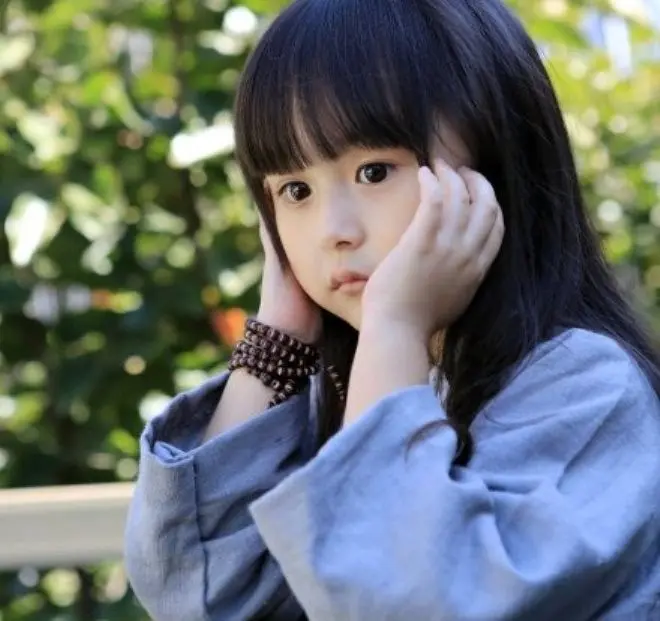 Ảnh em bé gái xinh nhìn ngây thơ
