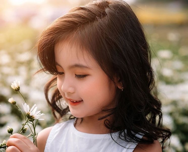 Nụ cười ngây thơ của ảnh em bé gái xinh
