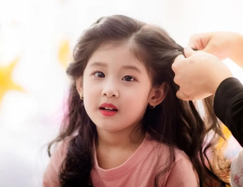 Nét mặt vui tươi của ảnh em bé gái xinh