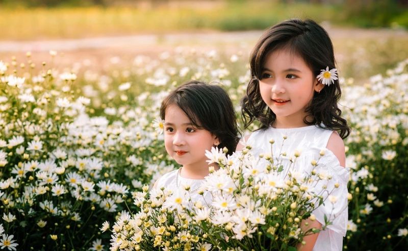 Ảnh em bé gái xinh đáng yêu bên hoa