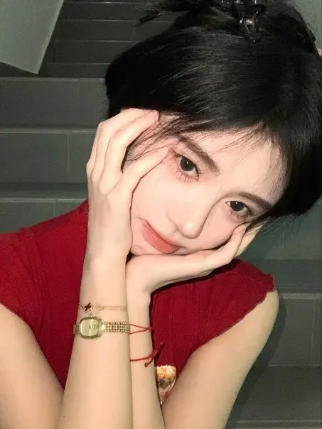 Gái xinh búi tóc cùng ánh mắt đầy mê hoặc Gái xinh búi tóc cùng ánh mắt đầy mê hoặc