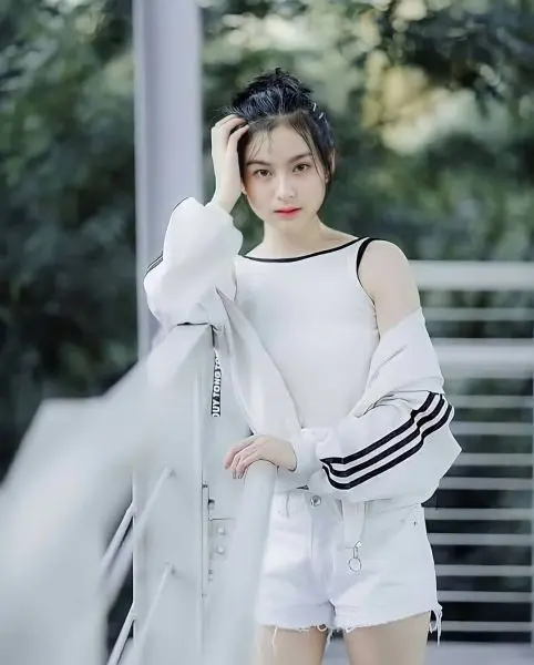 Gái xinh búi tóc dễ dàng chiếm trọn ánh nhìn Gái xinh búi tóc dễ dàng chiếm trọn ánh nhìn