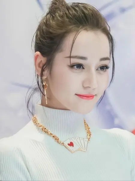 Gái xinh búi tóc mang đến sự dịu dàng Gái xinh búi tóc mang đến sự dịu dàng
