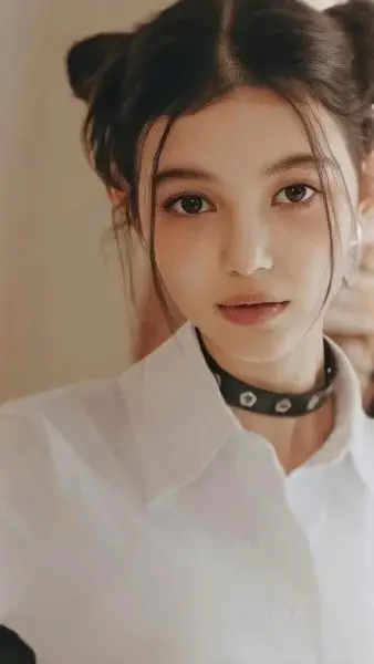 Gái xinh búi tóc thu hút mọi ánh mắt Gái xinh búi tóc thu hút mọi ánh mắt
