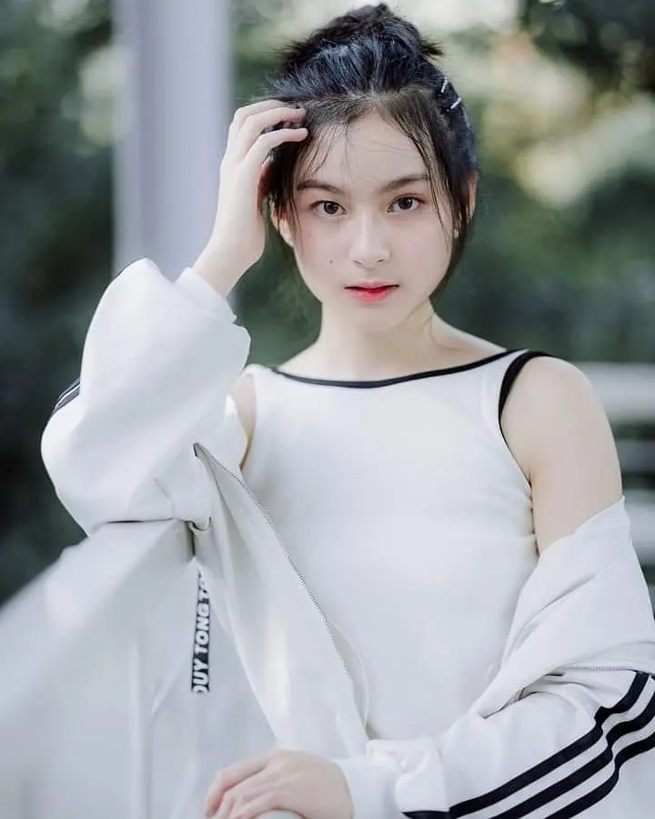 Gái xinh búi tóc nhìn thật cuốn hút Gái xinh búi tóc nhìn thật cuốn hút