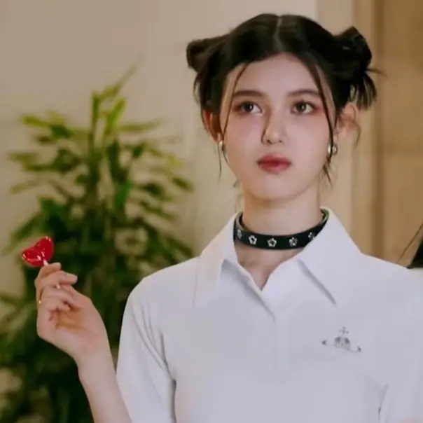 Gái xinh búi tóc tựa như nàng thơ Gái xinh búi tóc tựa như nàng thơ