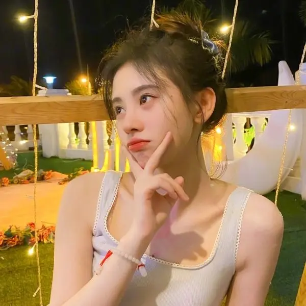 Gái xinh búi tóc toát lên sự dịu dàng, nữ tính Gái xinh búi tóc toát lên sự dịu dàng, nữ tính