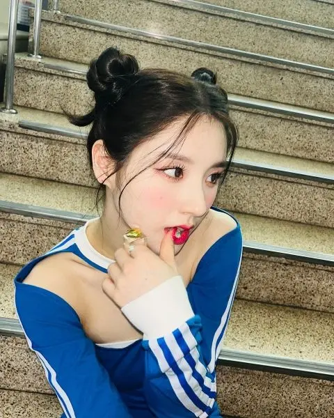 Gái xinh búi tóc với làn tóc óng ả Gái xinh búi tóc với làn tóc óng ả