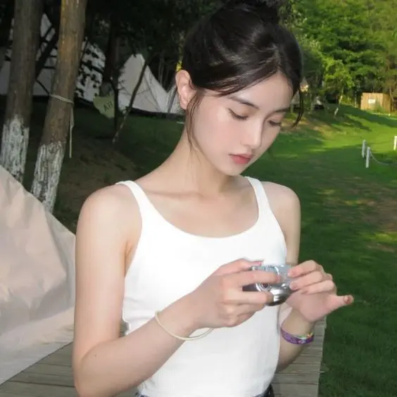 Gái xinh búi tóc với vẻ mặt rạng ngời Gái xinh búi tóc với vẻ mặt rạng ngời