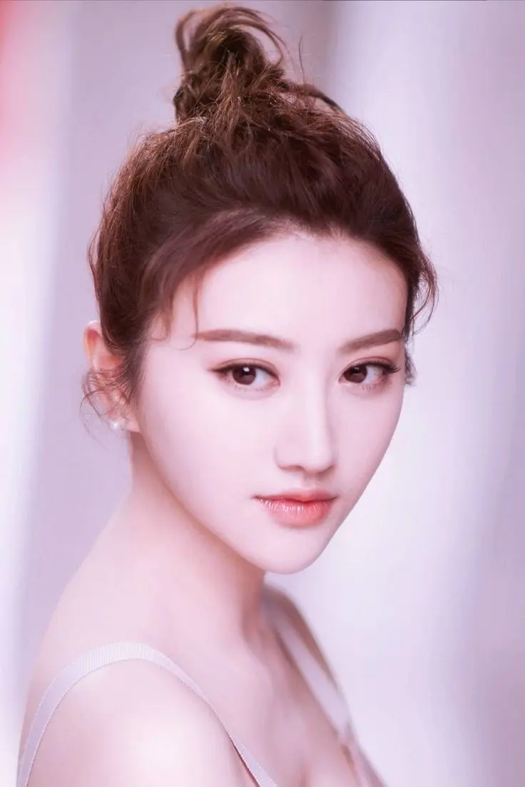Gái xinh búi tóc với thần thái ngọt ngào Gái xinh búi tóc với thần thái ngọt ngào