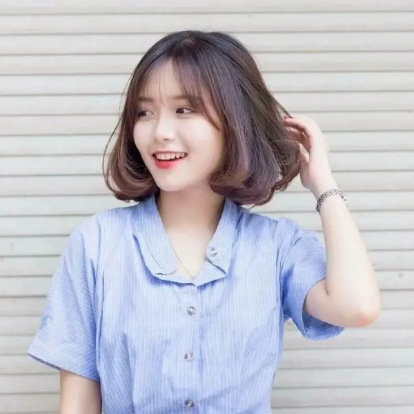 Gái xinh tóc ngang vai ánh mắt thu hút Gái xinh tóc ngang vai ánh mắt thu hút