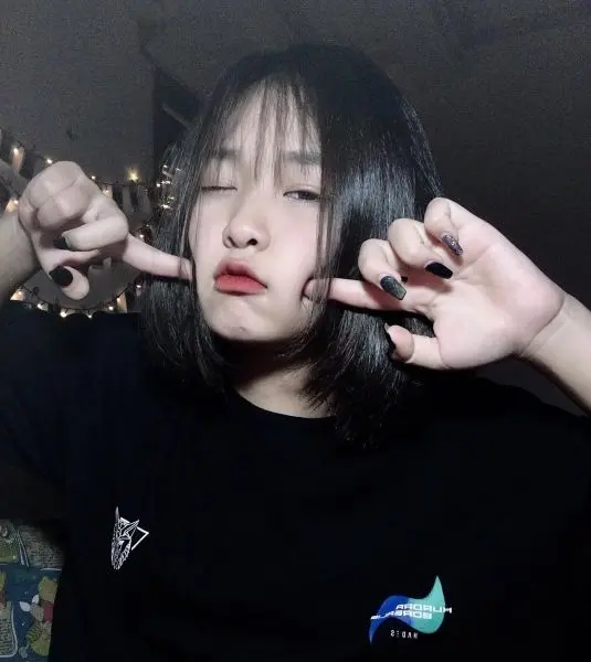 Gái xinh tóc ngang vai trong không gian mở Gái xinh tóc ngang vai trong không gian mở