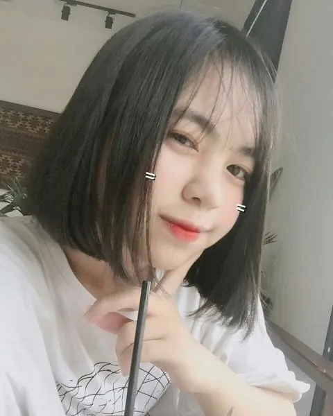 Gái xinh tóc ngang vai trong ánh sáng tự nhiên Gái xinh tóc ngang vai trong ánh sáng tự nhiên