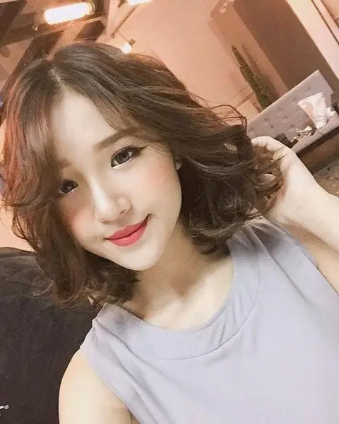 Gái xinh tóc ngang vai với đôi mắt biết nói Gái xinh tóc ngang vai với đôi mắt biết nói